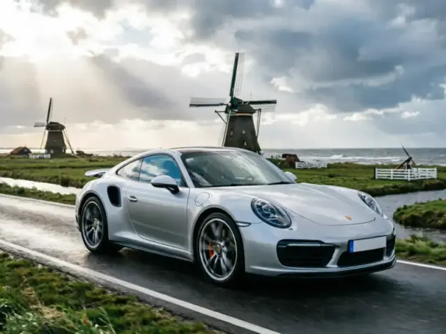 Klassieke en moderne supercars naast elkaar