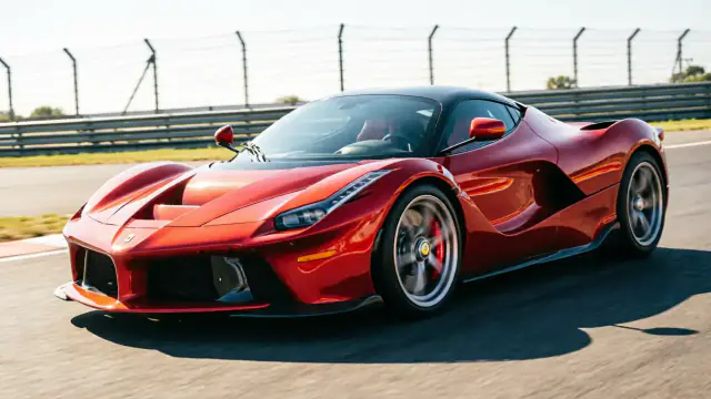 Ferrari supercar op een racecircuit